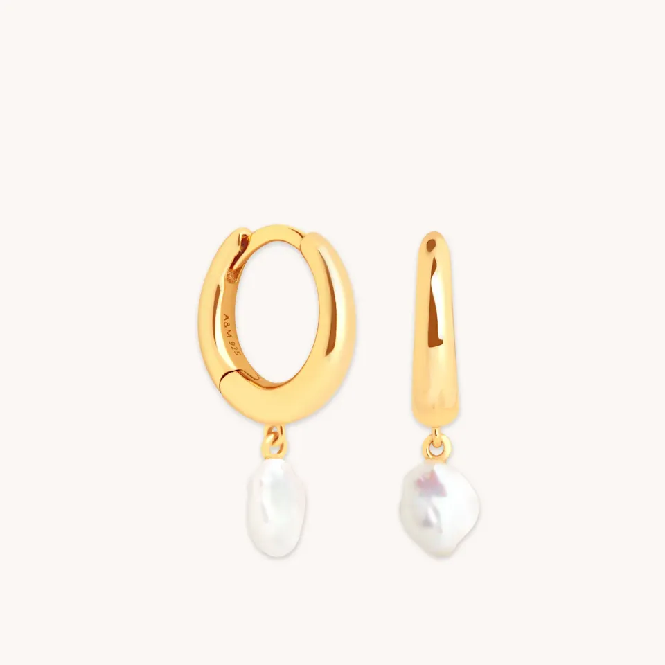 Astrid & Miyu Pearl Charm créoles dorées