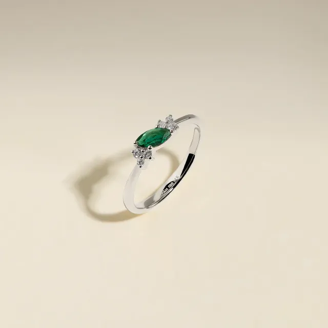 Astrid & Miyu Milestone bague émeraude mai or blanc