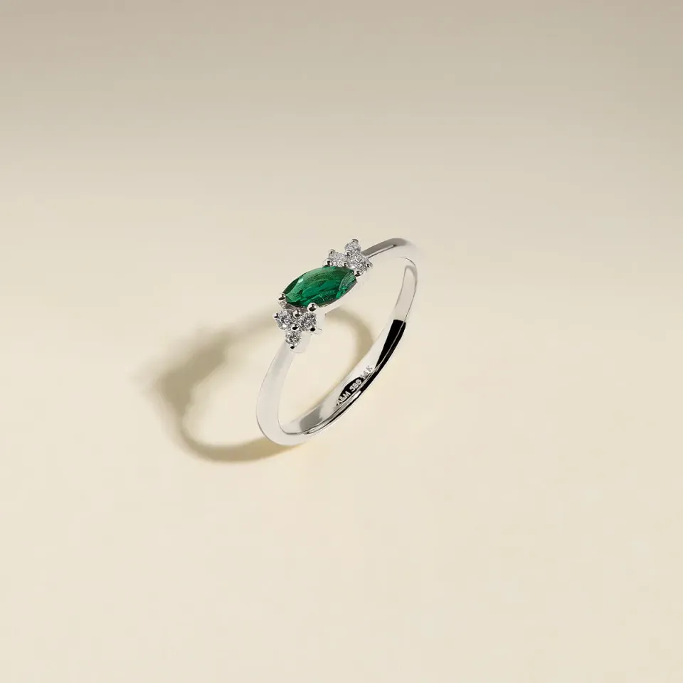 Astrid & Miyu Milestone bague émeraude mai or blanc