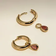 Astrid & Miyu Sunset Pear Charm Hoops boucles dorées poire