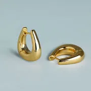 Astrid & Miyu Saddle Medium Hoops créoles or sculptées