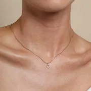 Astrid & Miyu C Initial Pavé collier initiale doré