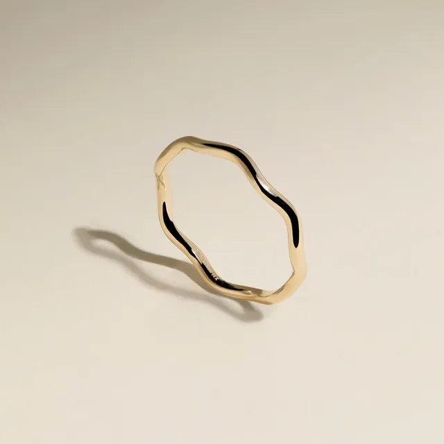 Astrid & Miyu Scalloped Band bague or massif festonné