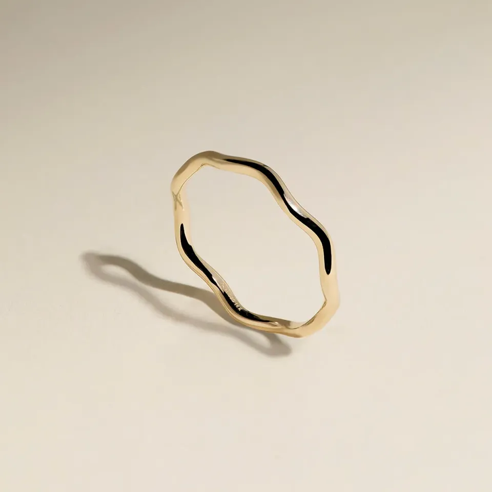 Astrid & Miyu Scalloped Band bague or massif festonné