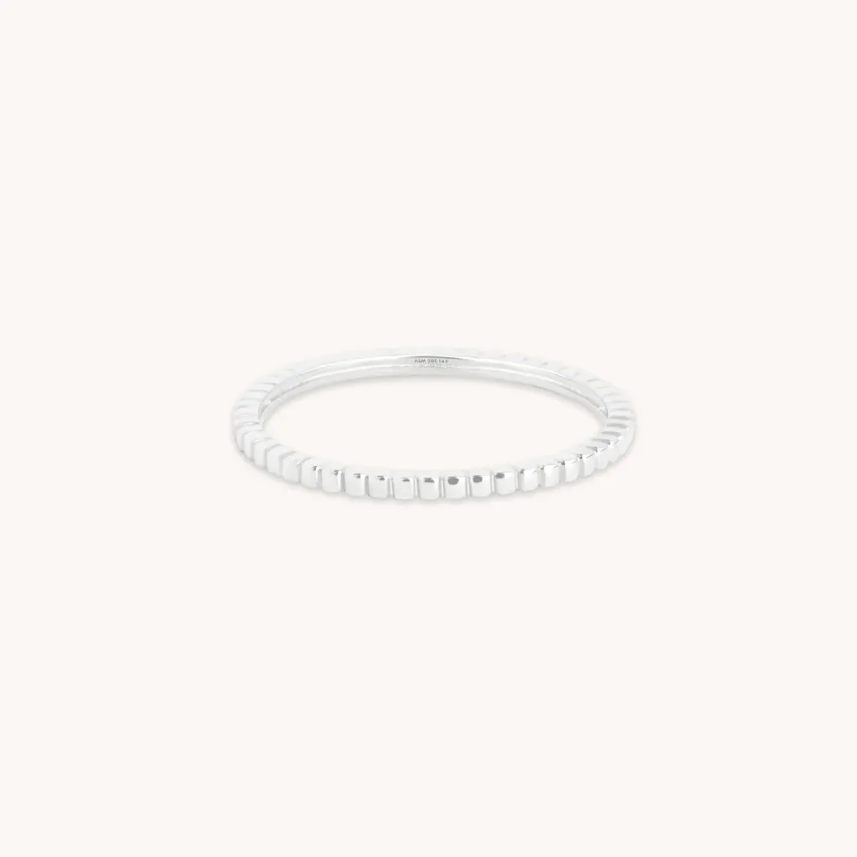 Astrid & Miyu Ridged Band Bague or blanc massif