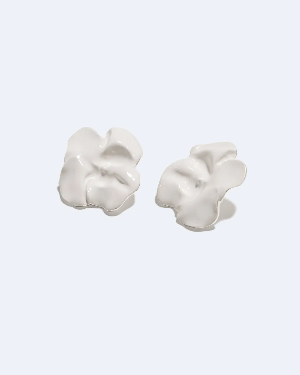 Completedworks Meringue boucles d’oreilles blanc émail