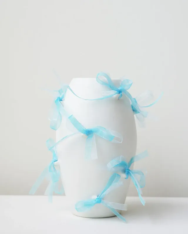 Completedworks Pearly Pearl petit vase céramique blanc mat ruban