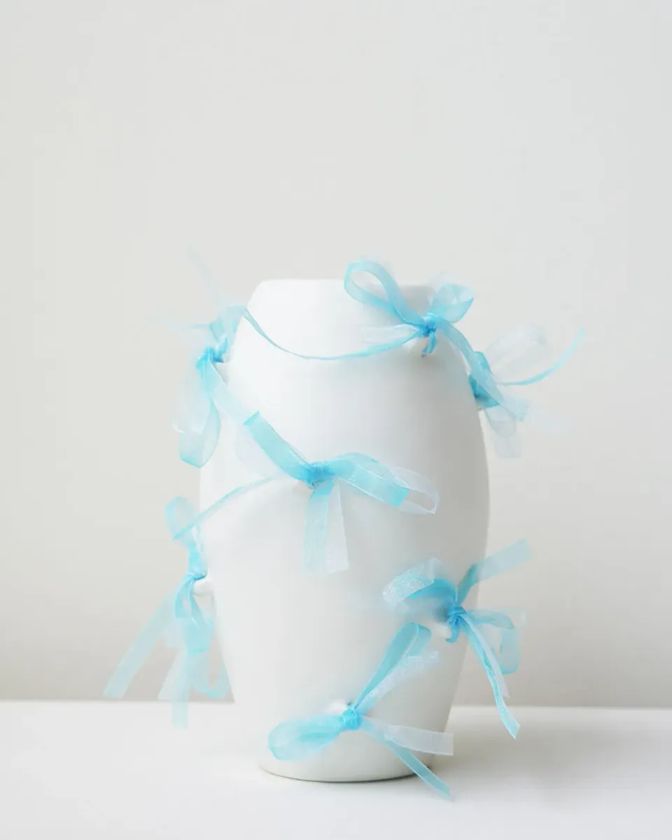 Completedworks Pearly Pearl petit vase céramique blanc mat ruban