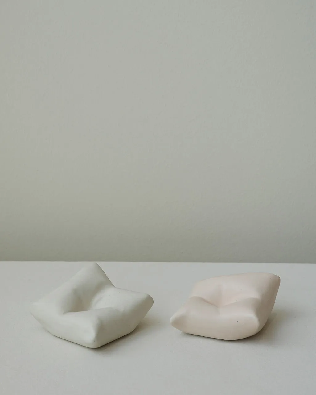 Completedworks Bumped II vase céramique pêche mat