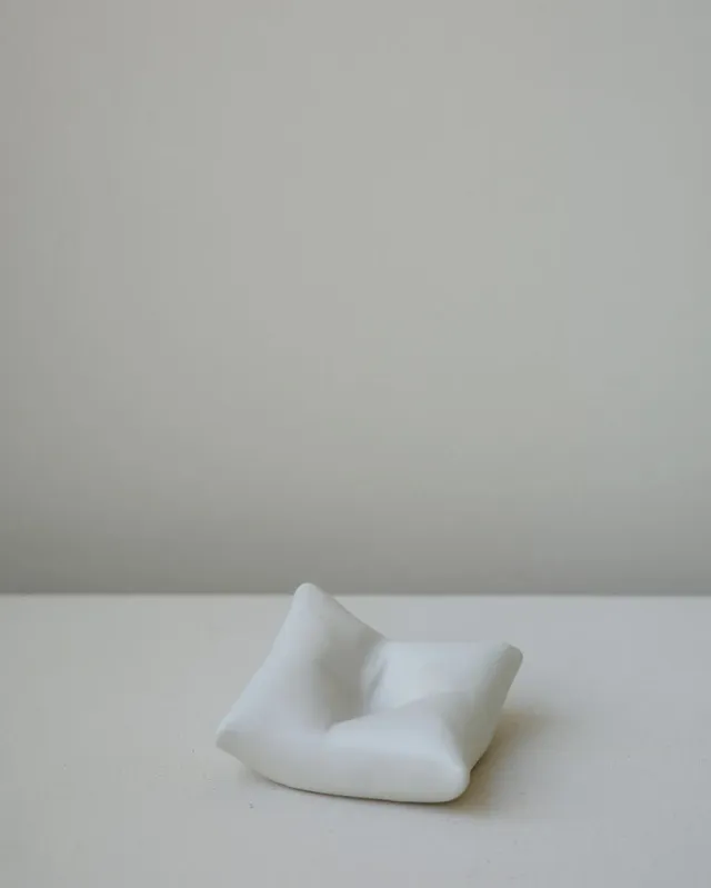 Completedworks Bumped II vide-poche céramique blanc mat