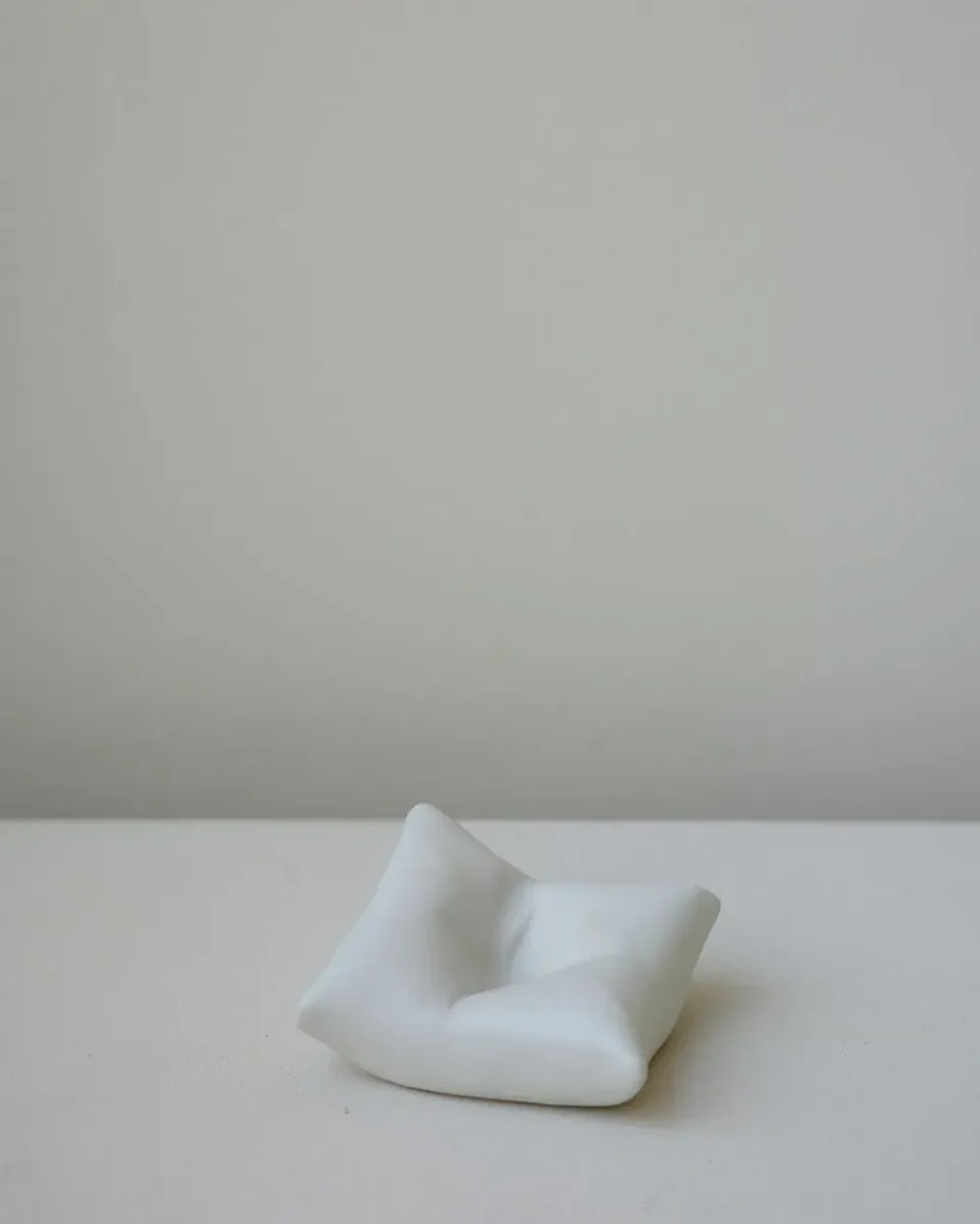 Completedworks Bumped II vide-poche céramique blanc mat