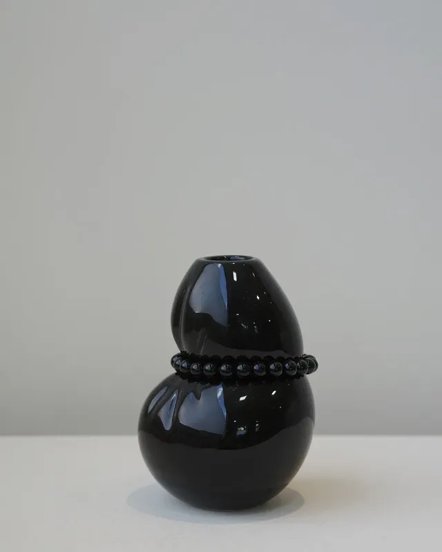 Completedworks Squeezed petit vase céramique noir onyx