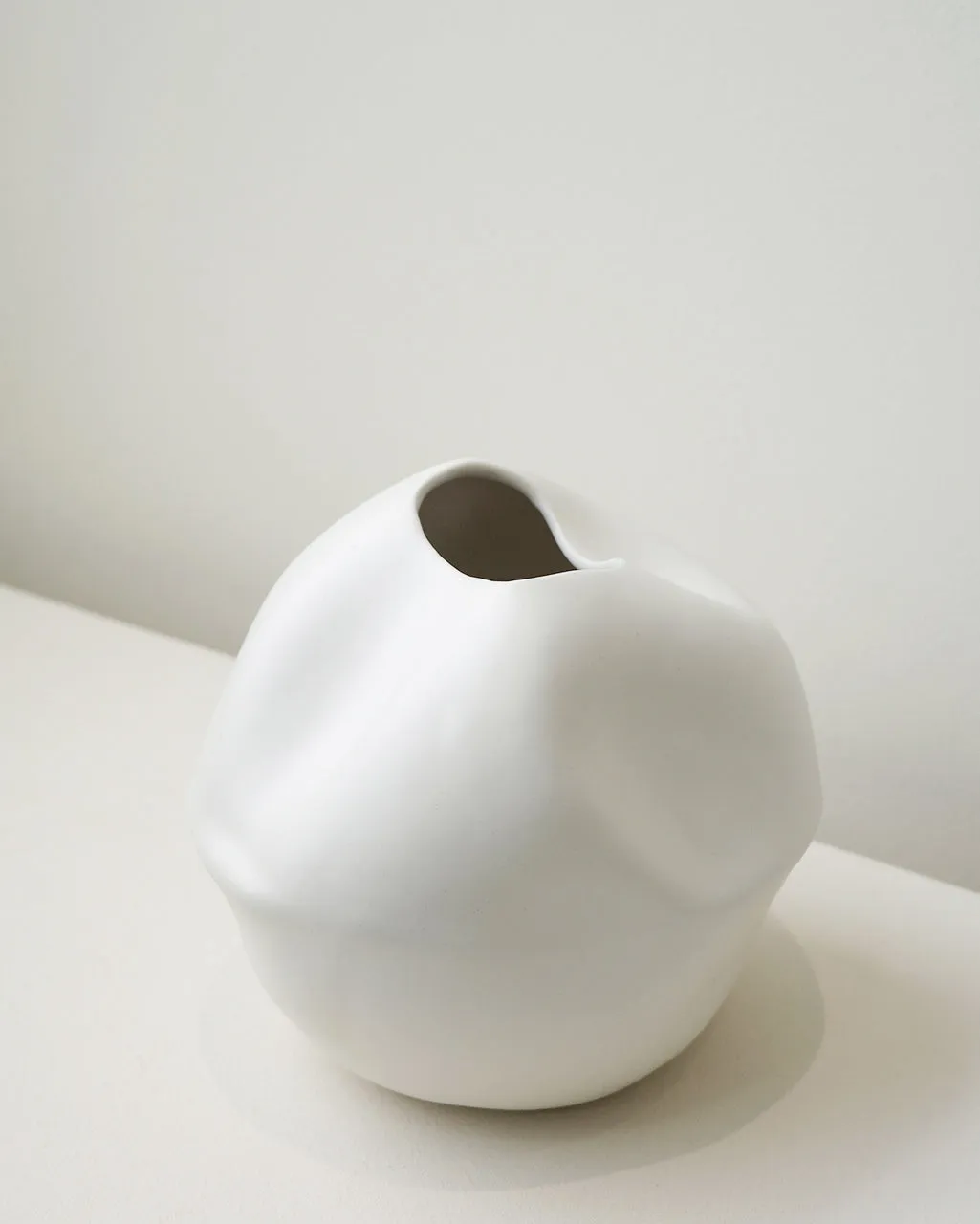Completedworks Banned Book No. 2 grand vase blanc mat céramique