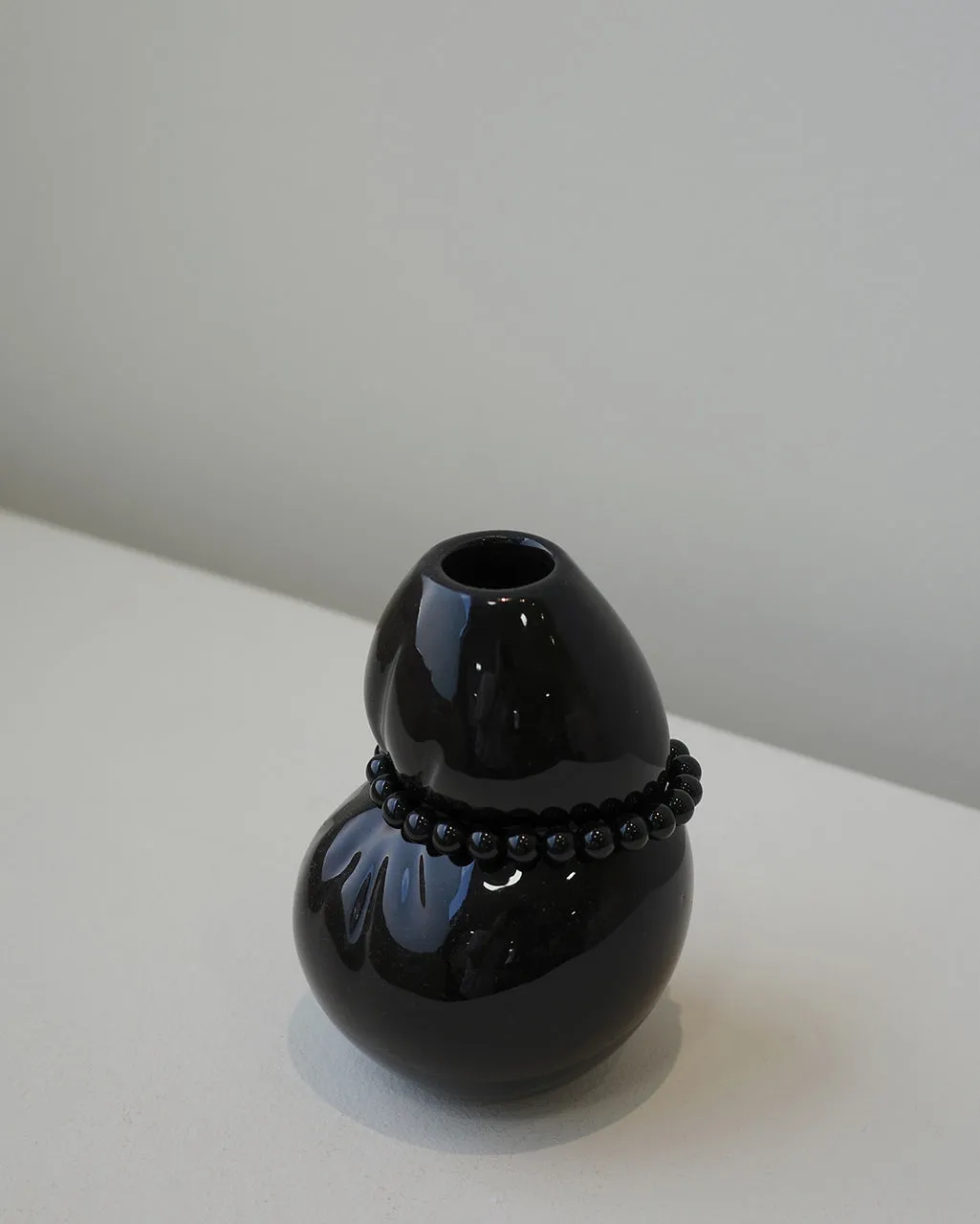 Completedworks Squeezed petit vase céramique noir onyx