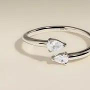 Astrid & Miyu Crystal Pear bague ouverte argent cristal