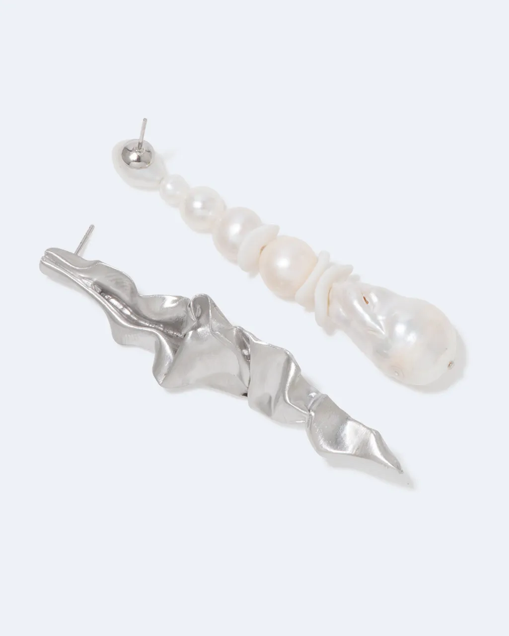 Completedworks Crumple boucles d'oreilles perle céramique argent