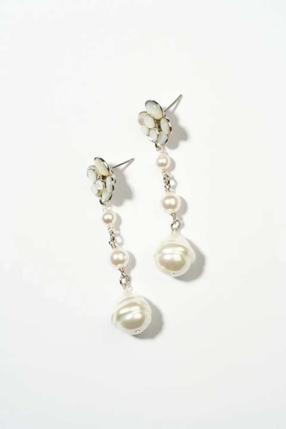 Philippe Ferrandis Cielo boucles d’oreilles clous nacre blanche 7,1 cm