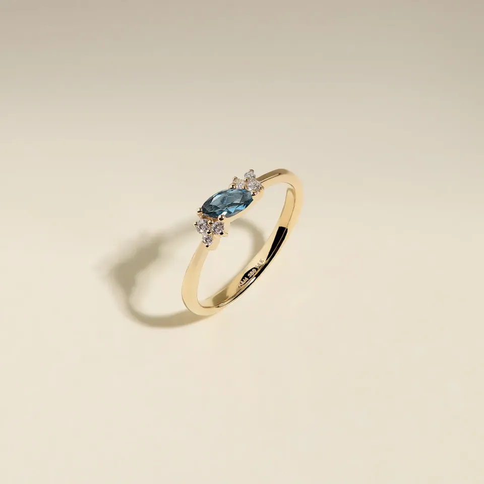 Astrid & Miyu June bague alexandrite or massif milestone