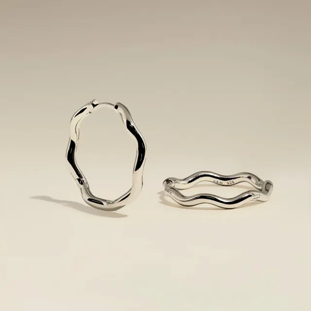 Astrid & Miyu Scalloped Large Hoops créoles argent