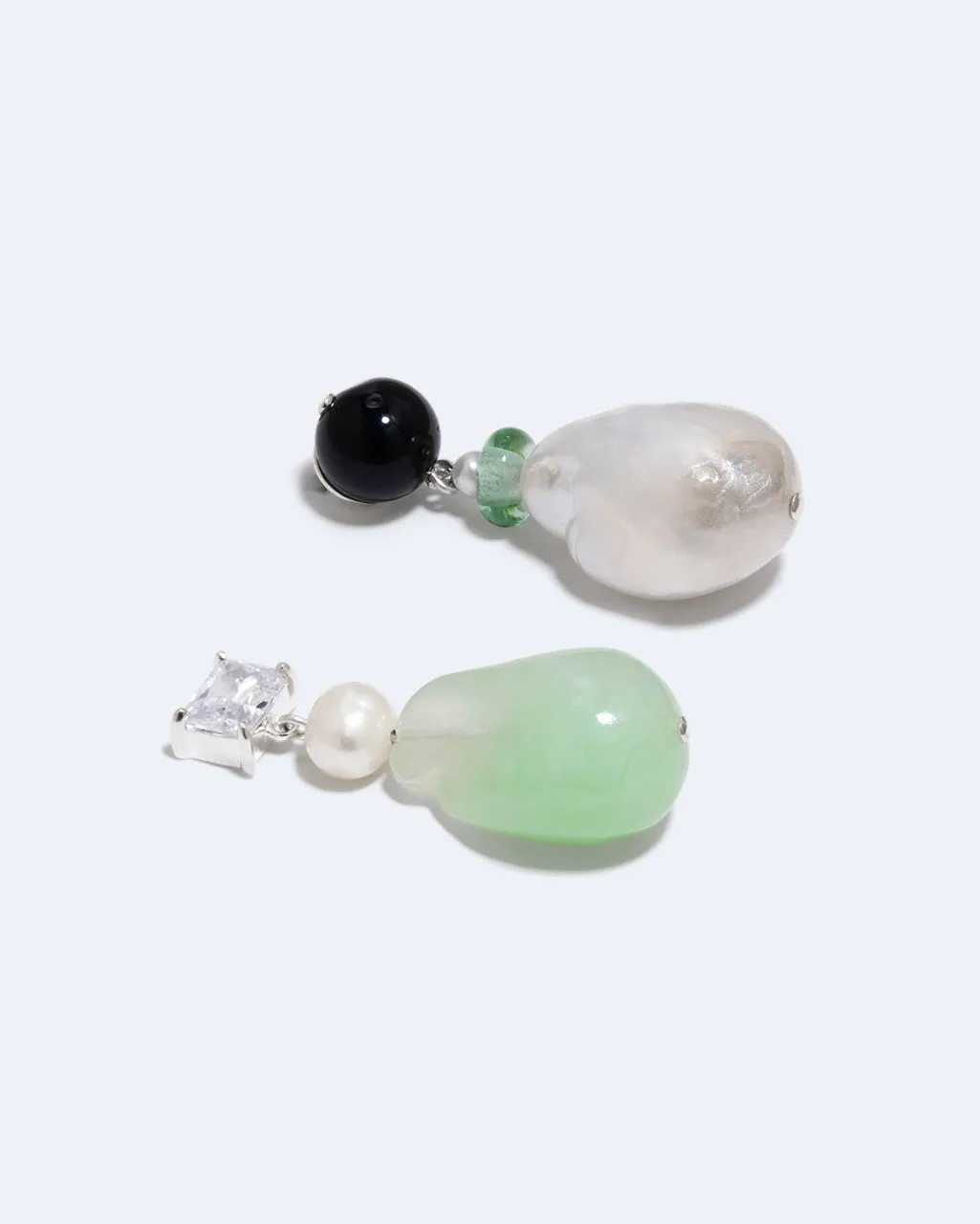 Completedworks Peat boucles d'oreilles perle onyx dépareillées