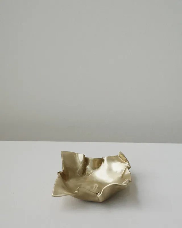 Completedworks Crumpled coupelle laiton brossé