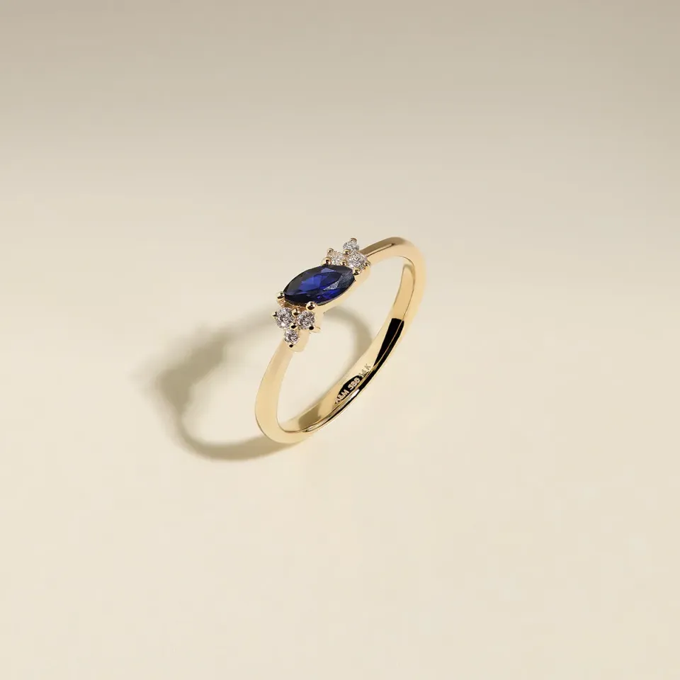 Astrid & Miyu Sapphire September Milestone bague or saphir