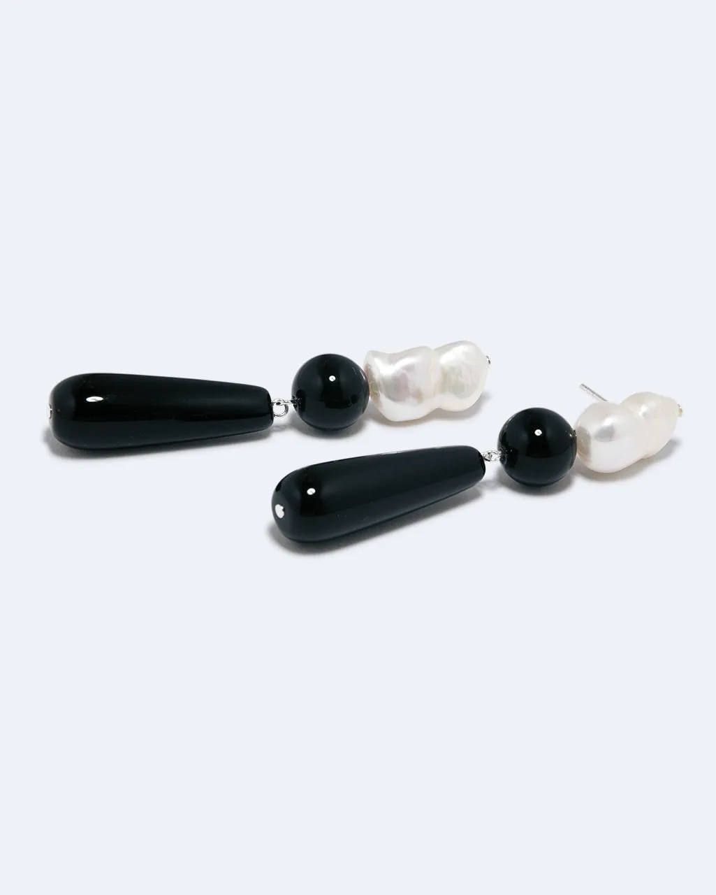 Completedworks Tarn II boucles d'oreilles perle onyx argent recyclé