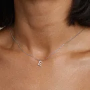 Astrid & Miyu E Initial Pavé collier argent initiale E