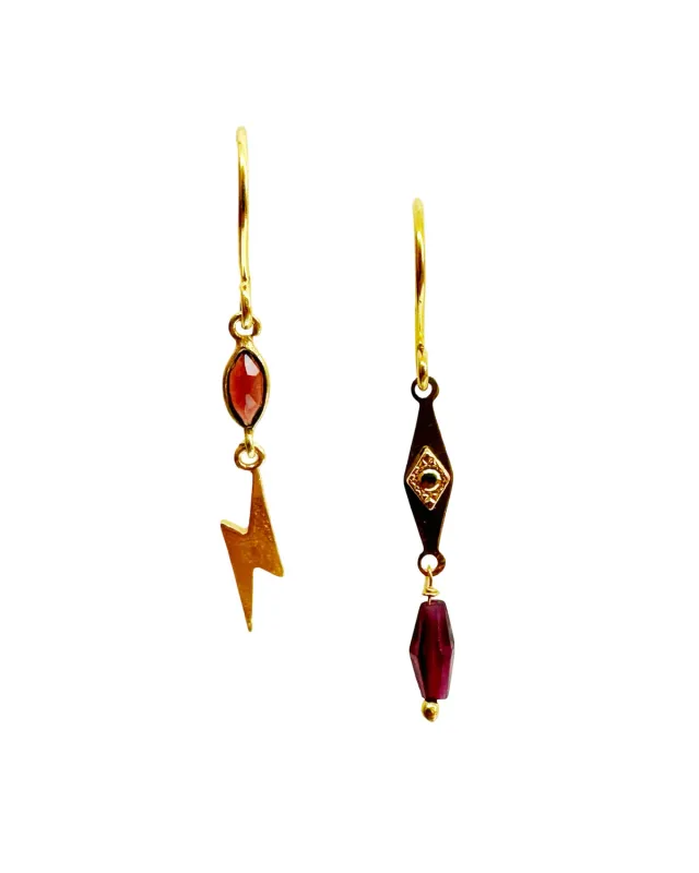 Le Fourbi de Capucine N78 boucles d’oreilles asymétriques grenat