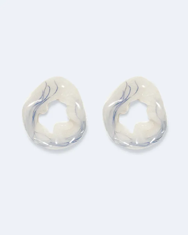 Completedworks Scrunch Threads boucles d’oreilles résine blanche vermeil
