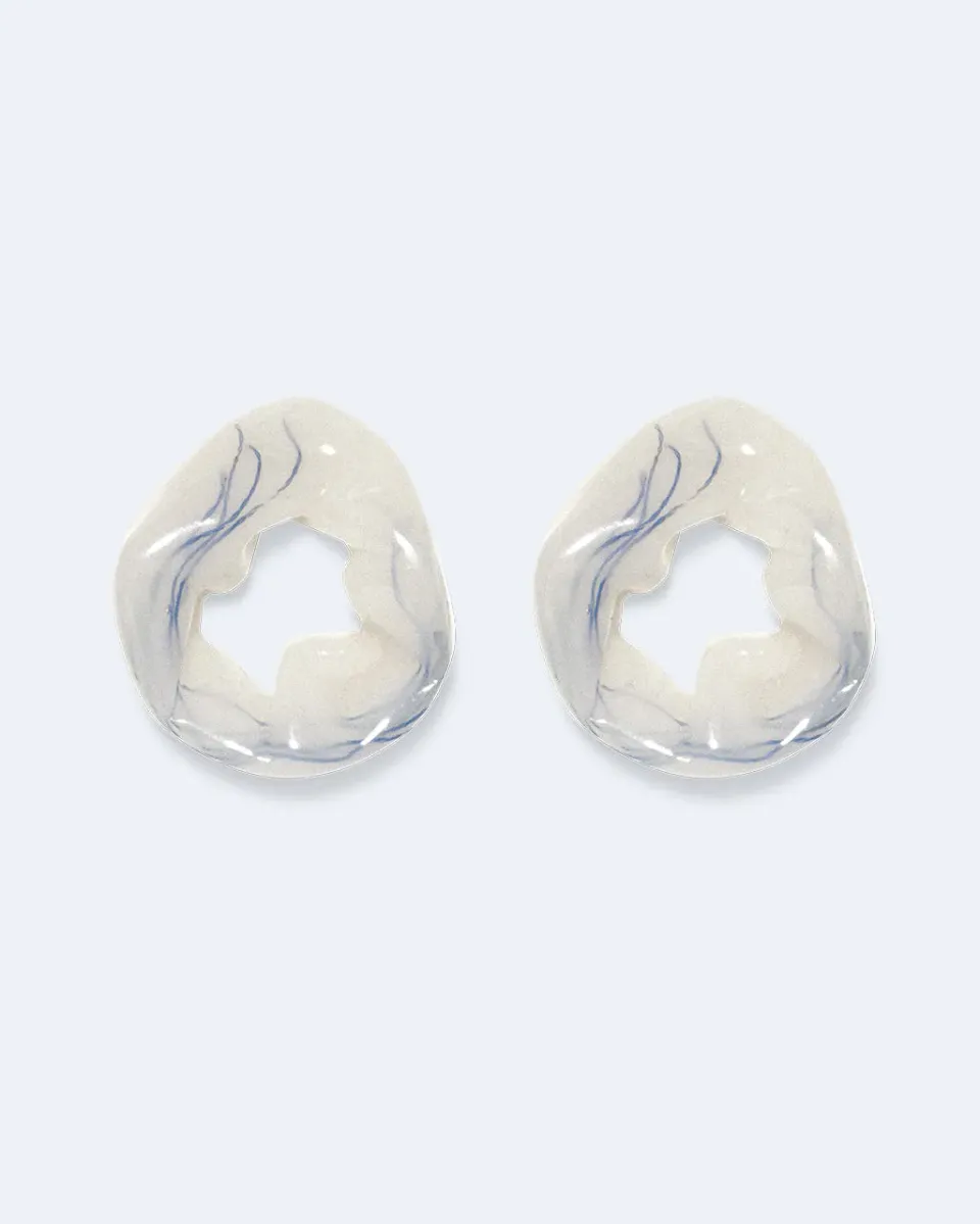 Completedworks Scrunch Threads boucles d’oreilles résine blanche vermeil