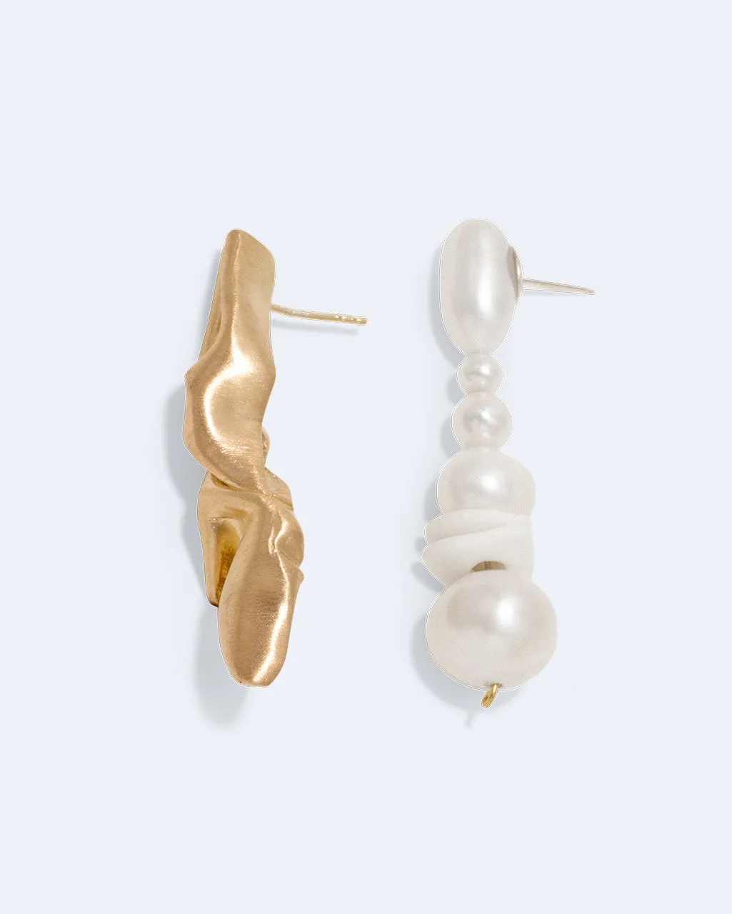 Completedworks Fold Notsobig Crumple boucles d'oreilles perle dorée
