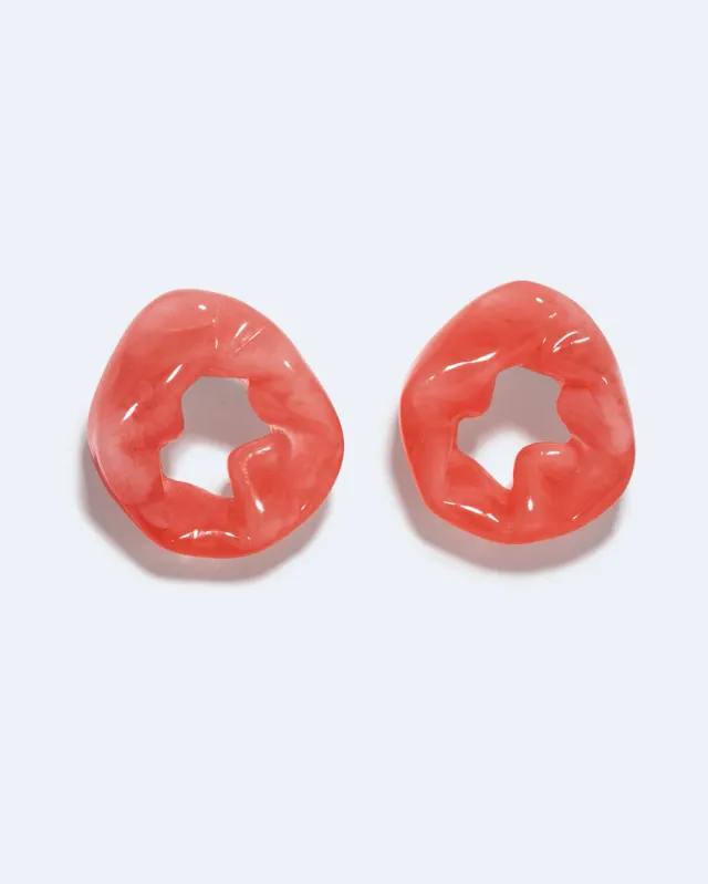 Completedworks Scrunch Coral boucles résine vermeil