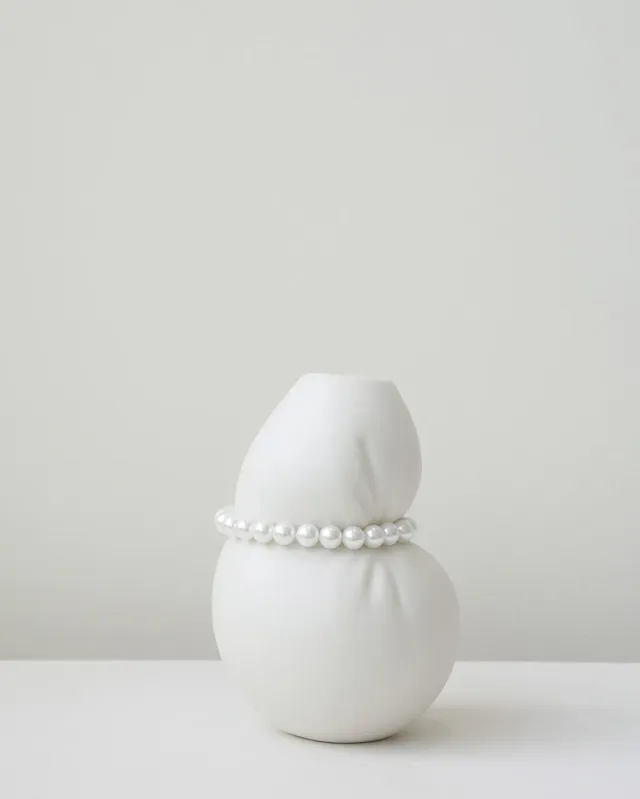 Completedworks Squeezed Small vase blanc mat perles