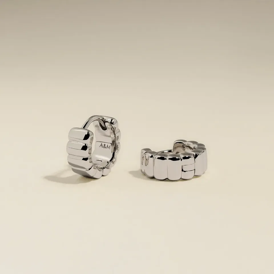 Astrid & Miyu Ridged Huggies mini créoles argent