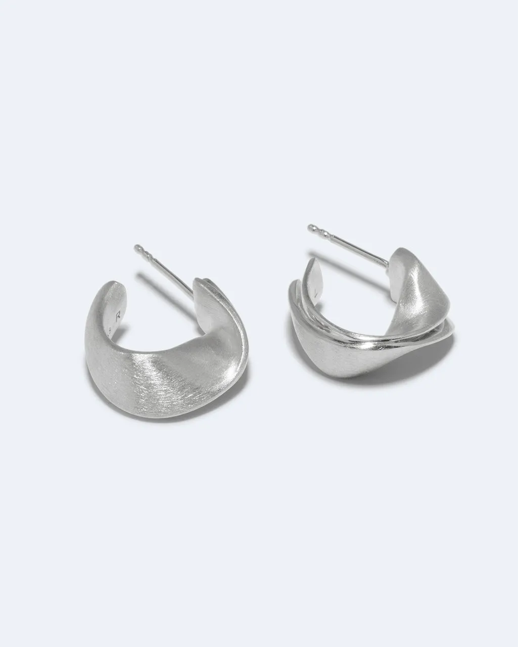 Completedworks Plume boucles argent recyclé courts