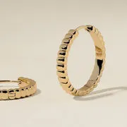 Astrid & Miyu Ridged Hoops créoles dorées striées