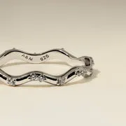 Astrid & Miyu Scalloped Crystal bague bandeau argent cristal