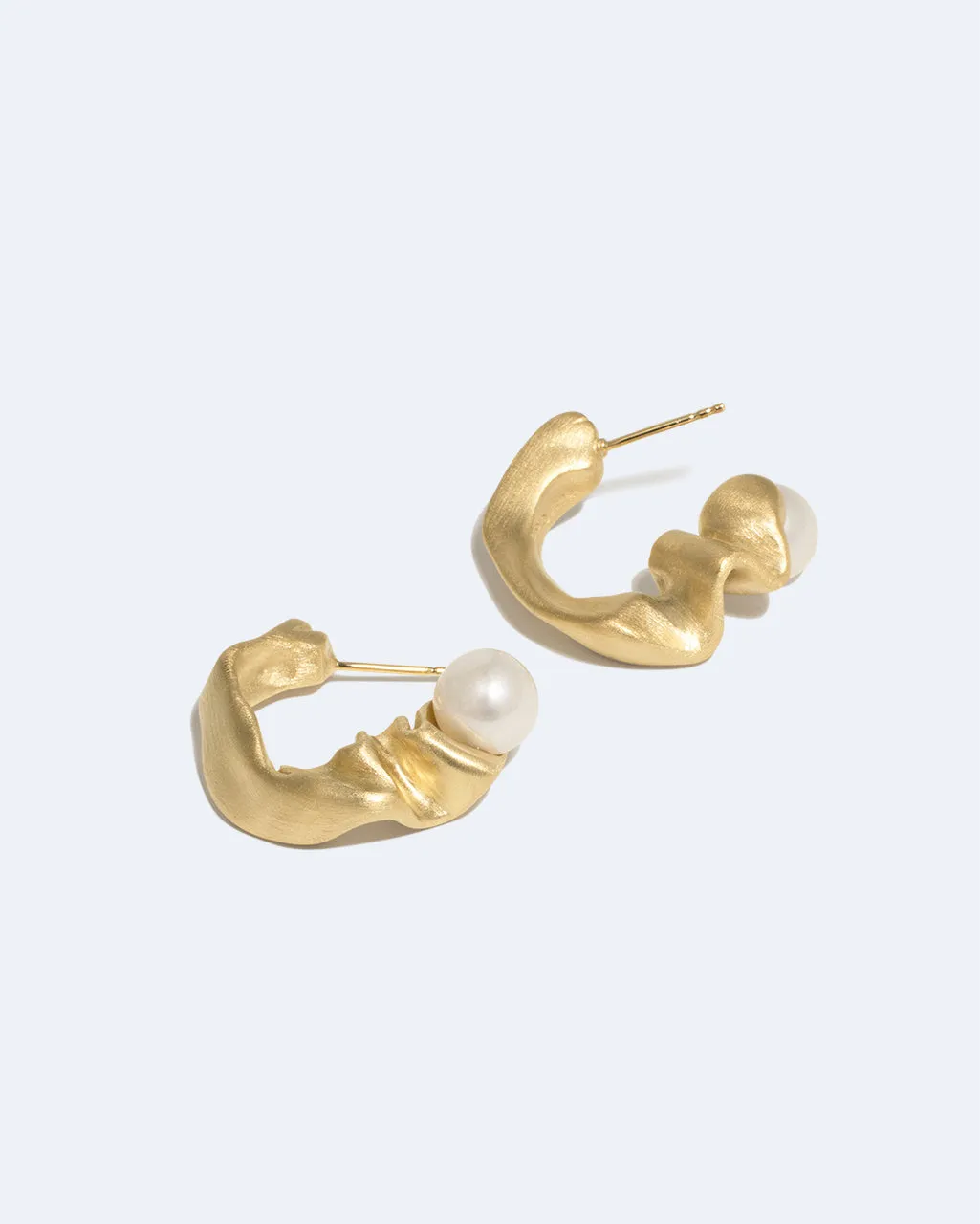 Completedworks Crumple II boucles créoles perle vermeil