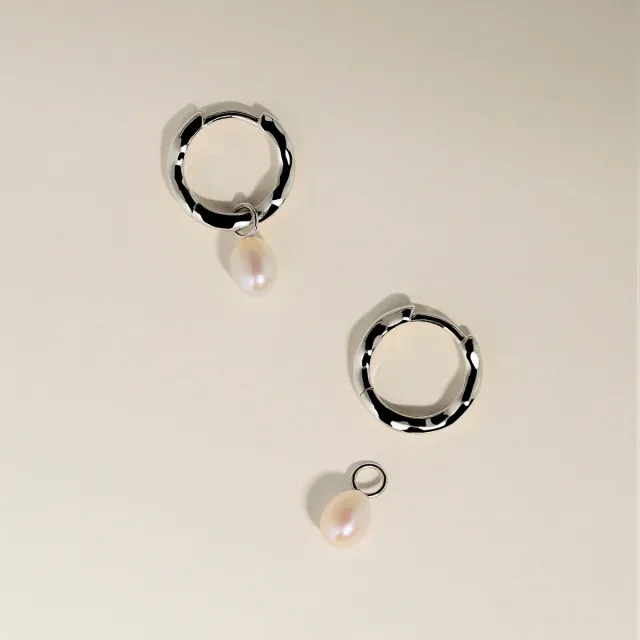 Astrid & Miyu Scalloped Pearl créoles perle or blanc