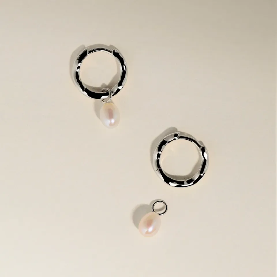 Astrid & Miyu Scalloped Pearl créoles perle or blanc