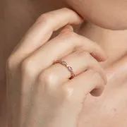 Astrid & Miyu Navette Crystal Band bague or rose cristal