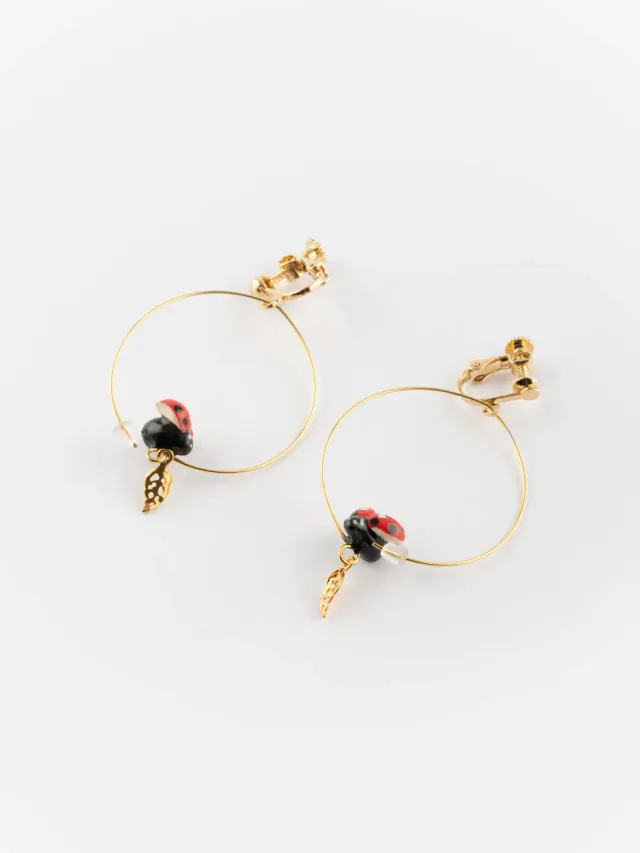 Nach Bijoux feuille coccinelle boucles d'oreilles créoles clip porcelaine