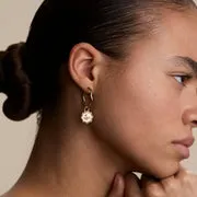 Astrid & Miyu Scalloped Large Hoops créoles dorées