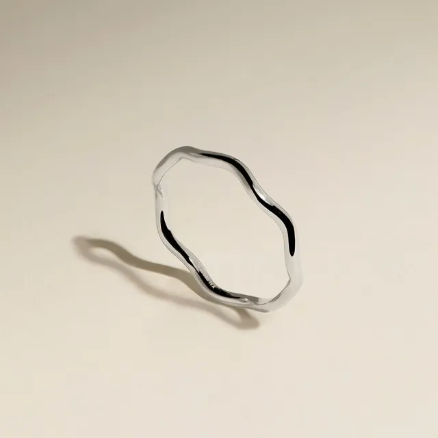 Astrid & Miyu Scalloped Band anneau or blanc festonné