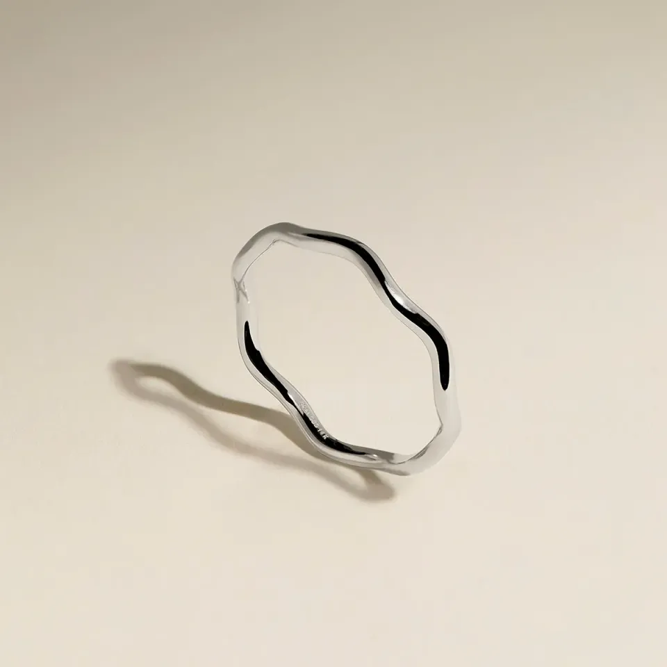 Astrid & Miyu Scalloped Band anneau or blanc festonné