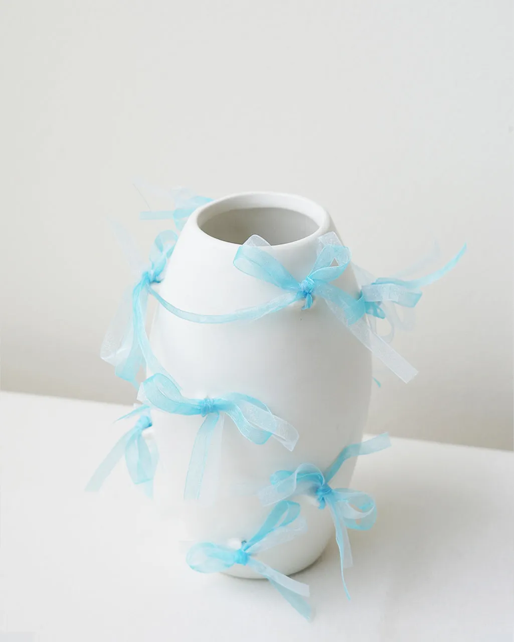 Completedworks Pearly Pearl petit vase céramique blanc mat ruban