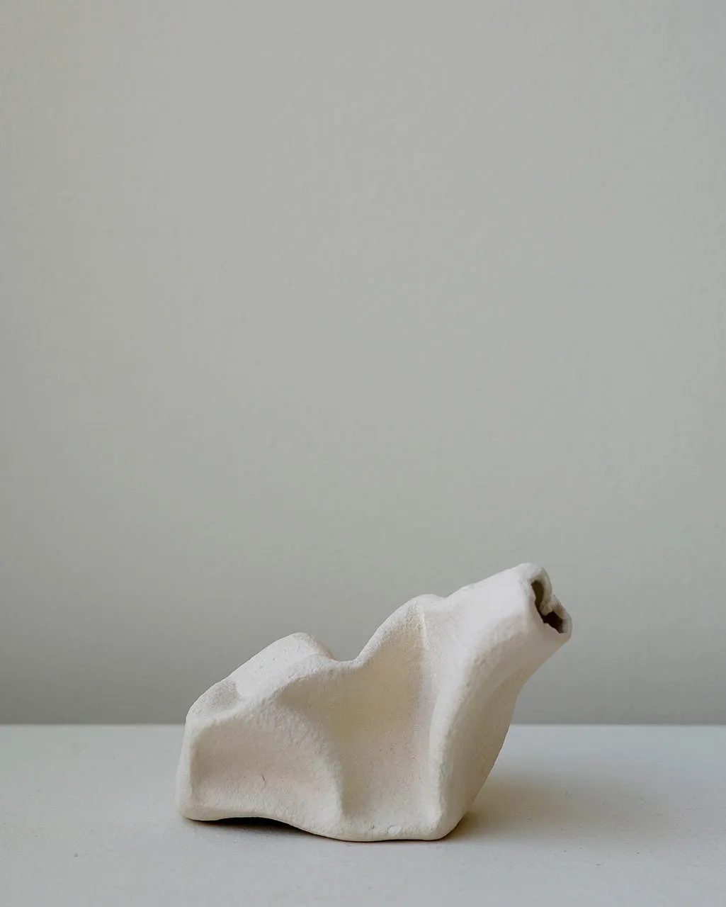Completedworks Sleeping Goliath vase céramique beige texturé