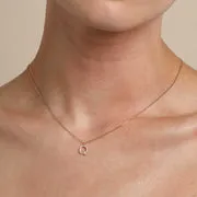 Astrid & Miyu Q Initial Pavé collier or lettre Q pavé