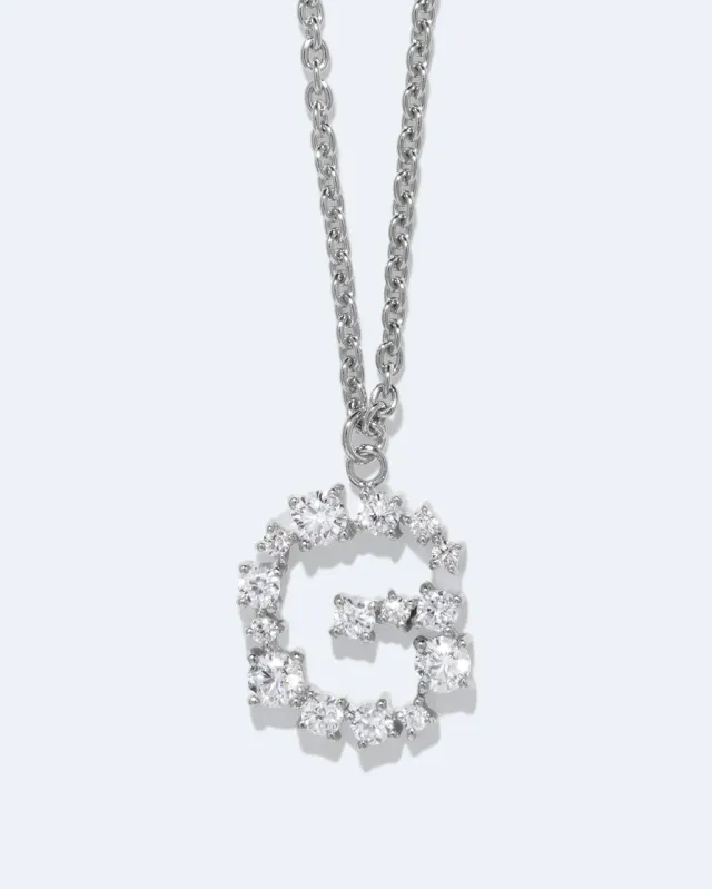 Completedworks Glitchy G pendentif lettre G zircone rhodié